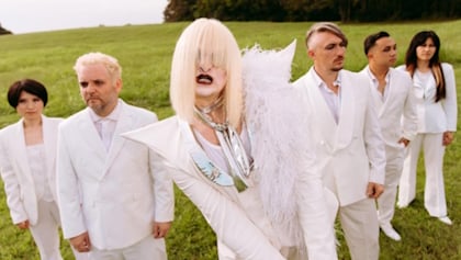 Kim Dracula y su banda vestidos de blanco en la imagen promocional de Molecular Conversion