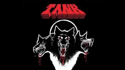 Logotipo rojo de Tank sobre la ilustración de los tres perros de Filth Hounds of Hades